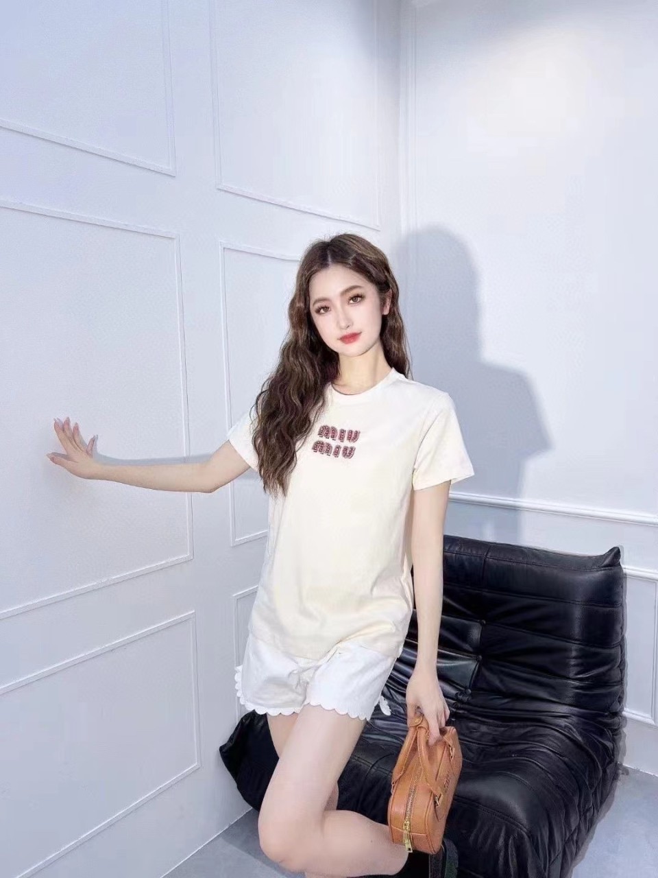 미우미우 [MIU MIU] 수입고급 여성 라인 스톤 디테일 숏 슬리브 티셔츠