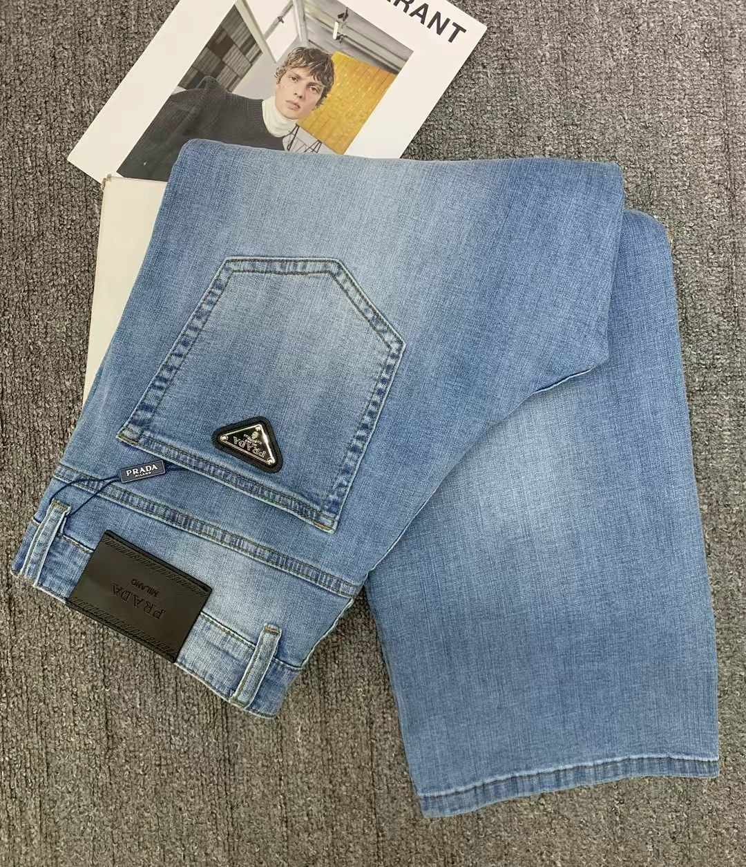 [PRADA] 프라다 남성 스트레이트 핏 연청 데님 신상입고